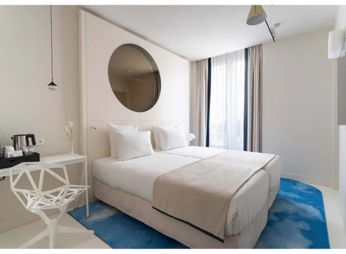 Vue du lit dans la chambre Twin Claudie Haigneré à l’hôtel Opera Astra