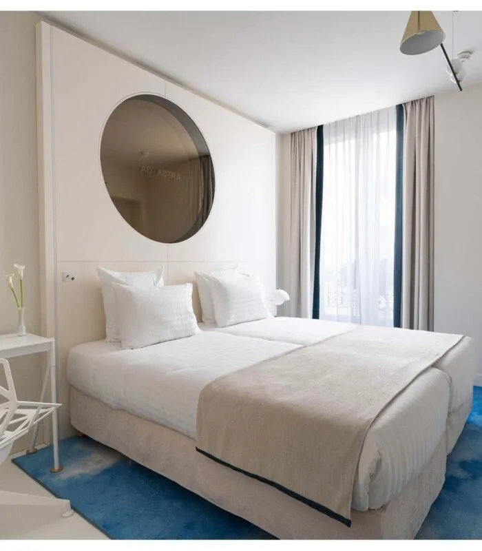 Vue du lit dans la chambre Twin Claudie Haigneré à l’hôtel Opera Astra