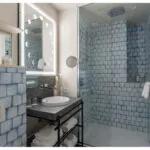 Salle de bains de la chambre Twin Claudie Haigneré à l’hôtel Opera Astra