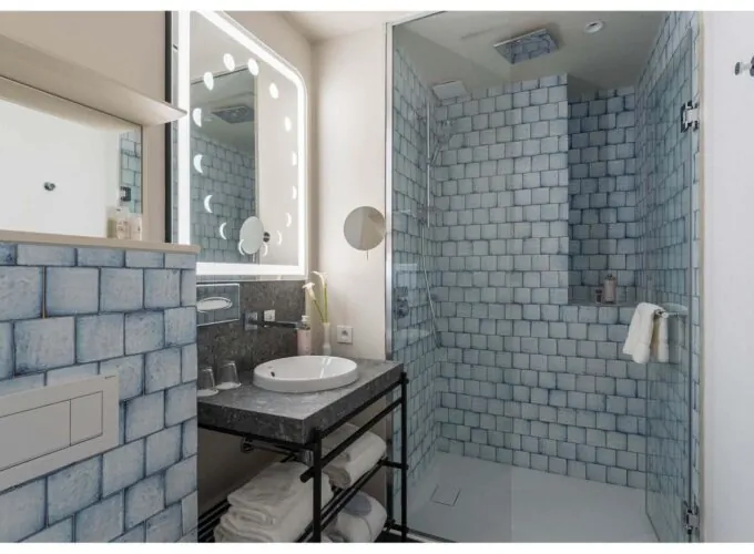 Salle de bains de la chambre Twin Claudie Haigneré à l’hôtel Opera Astra