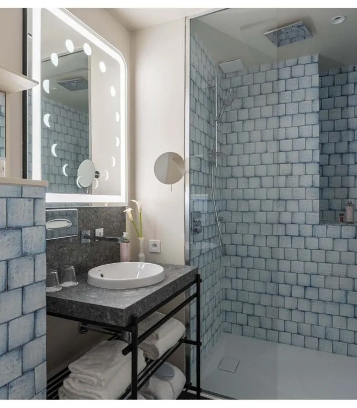 Salle de bains de la chambre Twin Claudie Haigneré à l’hôtel Opera Astra