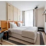 Vue du lit dans la chambre Twin Daniel Auteuil à l’hôtel Opera Astra