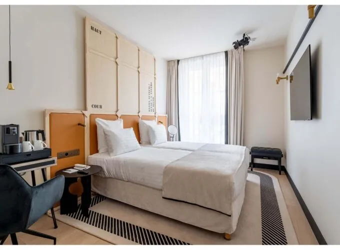 Vue du lit dans la chambre Twin Daniel Auteuil à l’hôtel Opera Astra