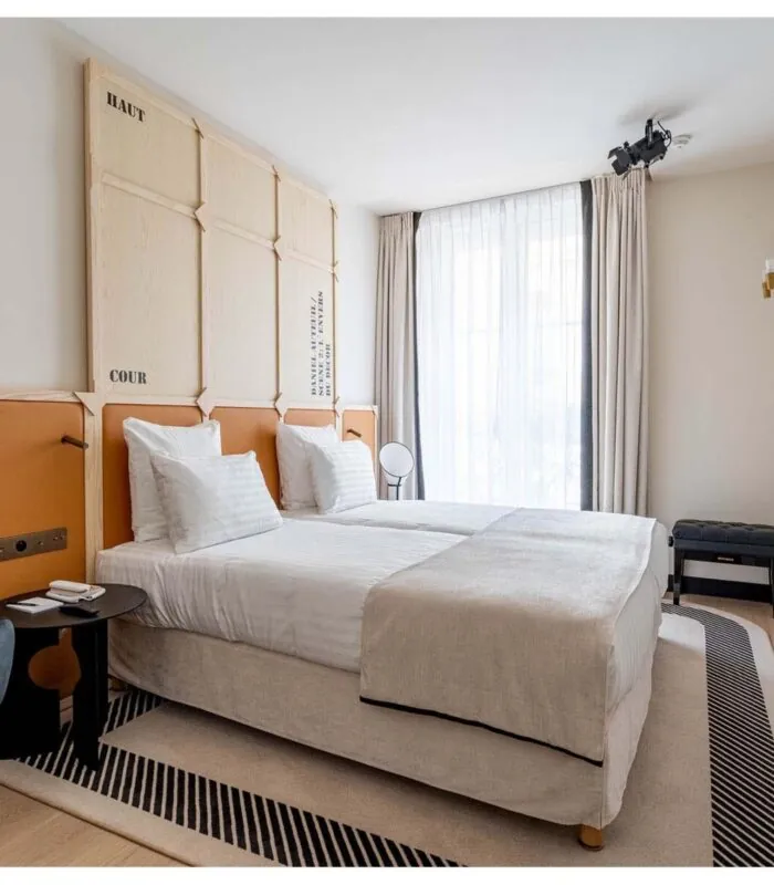 Vue du lit dans la chambre Twin Daniel Auteuil à l’hôtel Opera Astra
