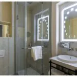 Salle de bains de la chambre Twin Daniel Auteuil à l’hôtel Opera Astra