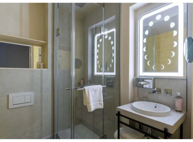 Salle de bains de la chambre Twin Daniel Auteuil à l’hôtel Opera Astra