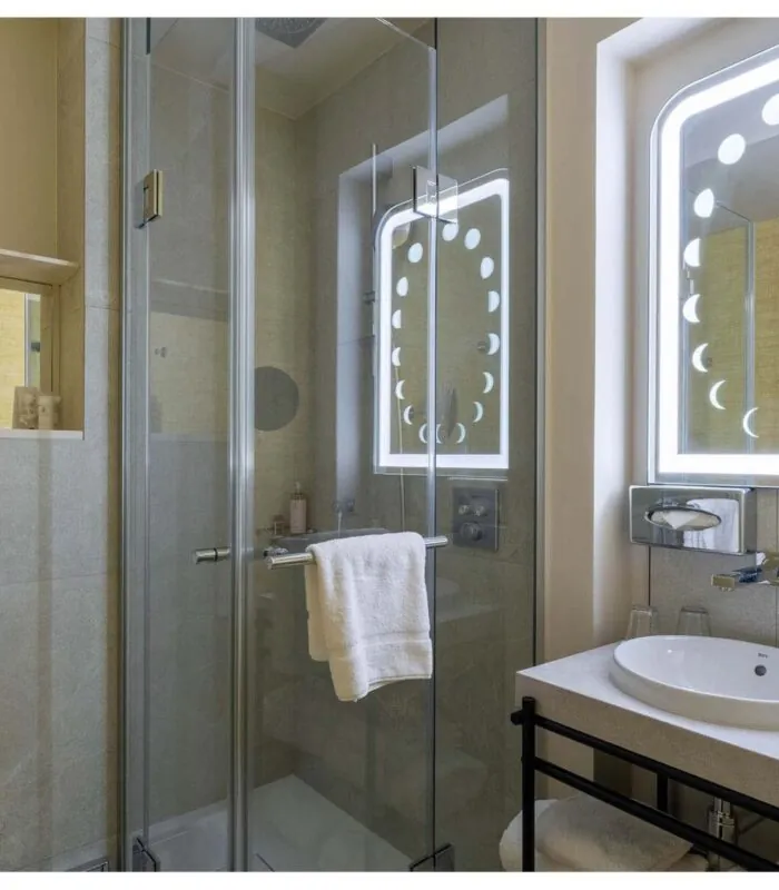 Salle de bains de la chambre Twin Daniel Auteuil à l’hôtel Opera Astra