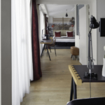 Vue de l'accès entre le lit twin et le lit double de la Chambre Familiale Privilège avec balcon à l’Hôtel Le 123 Sébastopol