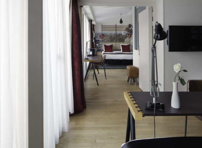 Vue de l'accès entre le lit twin et le lit double de la Chambre Familiale Privilège avec balcon à l’Hôtel Le 123 Sébastopol