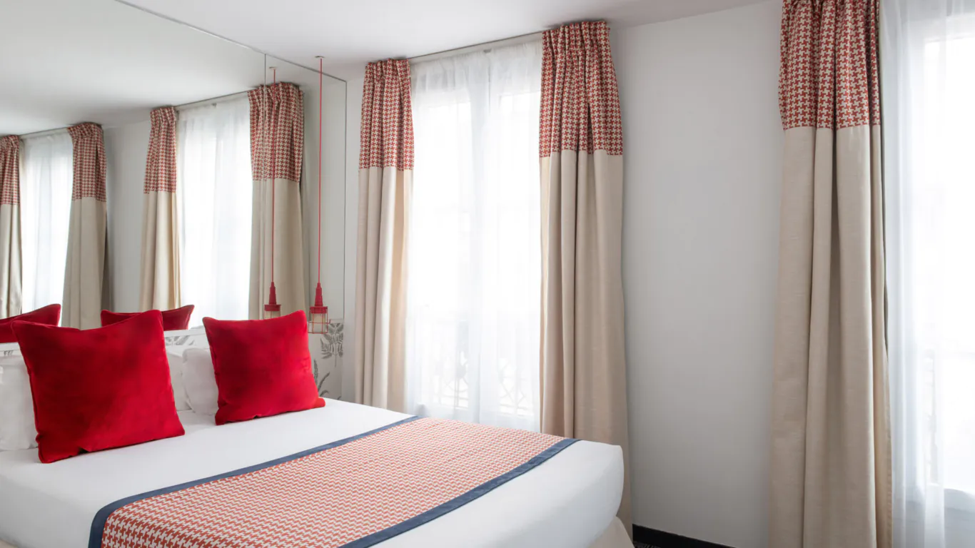 Doppelzimmer im Hotel George in Paris mit einem großen Bett, einer komfortablen und ruhigen Umgebung, ideal für Paare oder Alleinreisende