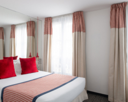 Doppelzimmer im Hotel George in Paris mit einem großen Bett, einer komfortablen und ruhigen Umgebung, ideal für Paare oder Alleinreisende