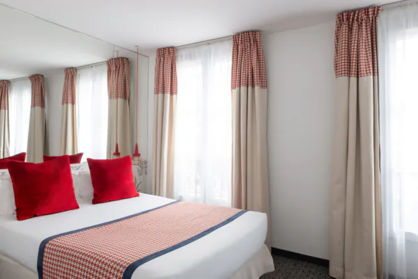 Doppelzimmer im Hotel George in Paris mit einem großen Bett, einer komfortablen und ruhigen Umgebung, ideal für Paare oder Alleinreisende