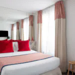 Doppelzimmer im Hotel George in Paris mit einem großen Bett, einer komfortablen und ruhigen Umgebung, ideal für Paare oder Alleinreisende