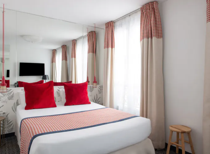 Doppelzimmer im Hotel George in Paris mit einem großen Bett, einer komfortablen und ruhigen Umgebung, ideal für Paare oder Alleinreisende