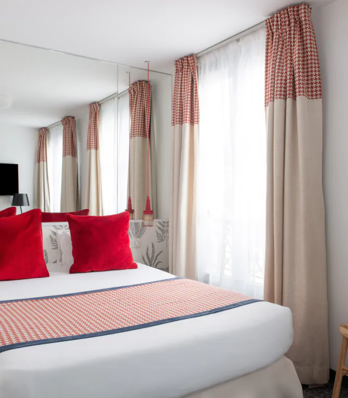 Doppelzimmer im Hotel George in Paris mit einem großen Bett, einer komfortablen und ruhigen Umgebung, ideal für Paare oder Alleinreisende