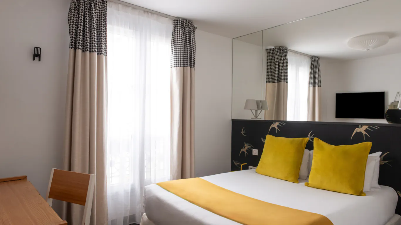 Doppelzimmer im Hotel George in Paris mit einem großen Bett, einer komfortablen und ruhigen Umgebung, ideal für Paare oder Alleinreisende