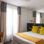Doppelzimmer im Hotel George in Paris mit einem großen Bett, einer komfortablen und ruhigen Umgebung, ideal für Paare oder Alleinreisende