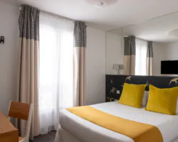 Doppelzimmer im Hotel George in Paris mit einem großen Bett, einer komfortablen und ruhigen Umgebung, ideal für Paare oder Alleinreisende
