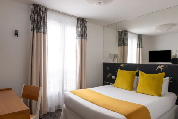 Doppelzimmer im Hotel George in Paris mit einem großen Bett, einer komfortablen und ruhigen Umgebung, ideal für Paare oder Alleinreisende