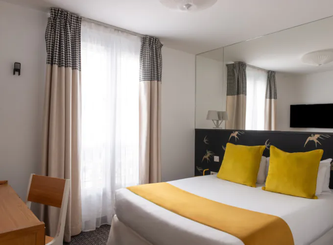 Doppelzimmer im Hotel George in Paris mit einem großen Bett, einer komfortablen und ruhigen Umgebung, ideal für Paare oder Alleinreisende