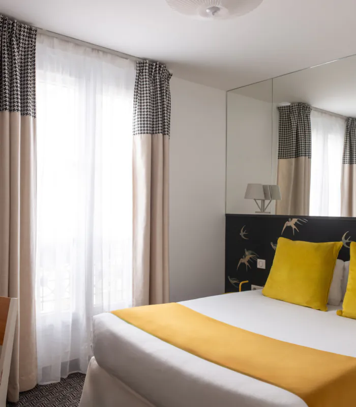 Doppelzimmer im Hotel George in Paris mit einem großen Bett, einer komfortablen und ruhigen Umgebung, ideal für Paare oder Alleinreisende