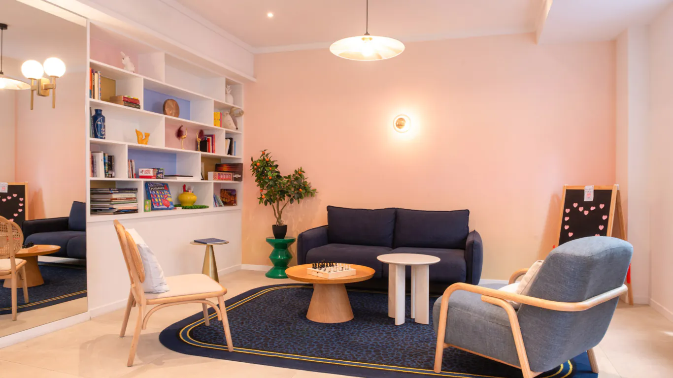 Hall d'accueil de l'hôtel 3 étoiles Acadia à Paris avec des couleurs élégantes et un espace pour enfants.