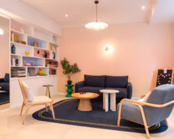 Hall d'accueil de l'hôtel 3 étoiles Acadia à Paris avec des couleurs élégantes et un espace pour enfants.