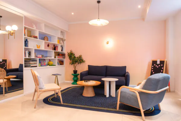 Hall d'accueil de l'hôtel 3 étoiles Acadia à Paris avec des couleurs élégantes et un espace pour enfants.