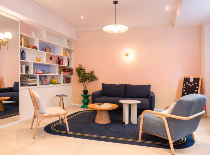 Hall d'accueil de l'hôtel 3 étoiles Acadia à Paris avec des couleurs élégantes et un espace pour enfants.