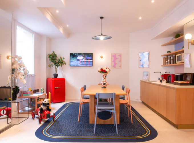 Hall d'accueil de l'hôtel 3 étoiles Acadia à Paris avec des couleurs élégantes et un espace pour enfants.