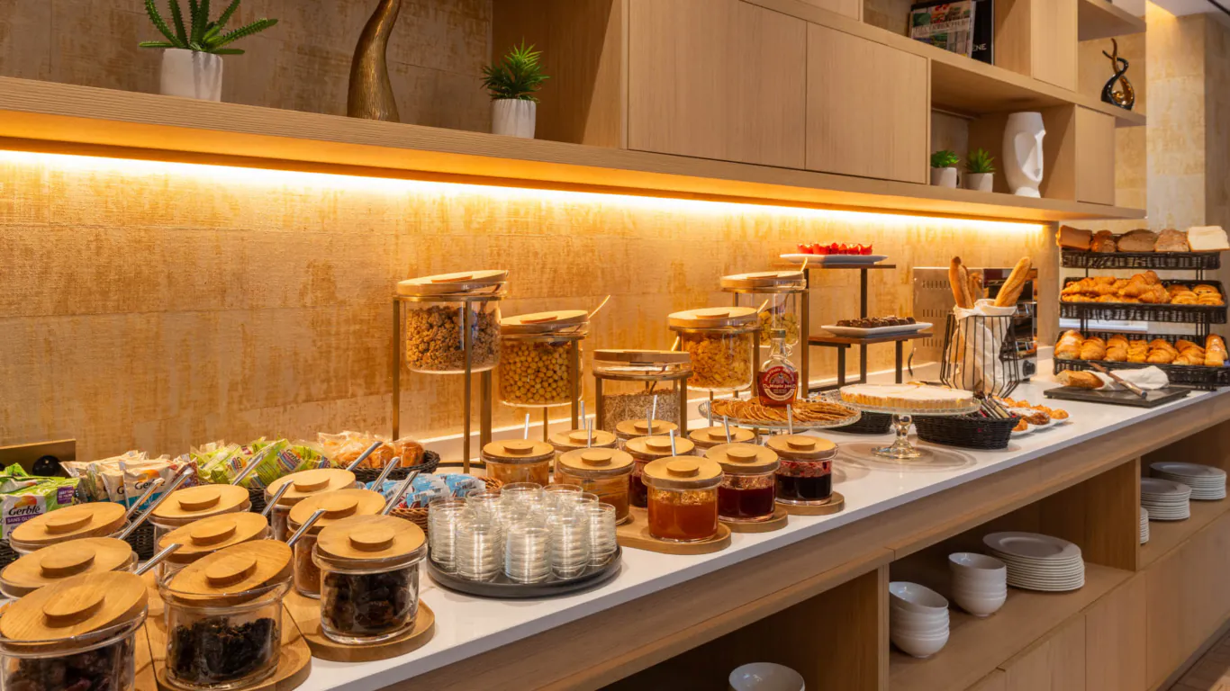 La salle de petit-déjeuner de l’hôtel Astra Opéra est un espace accueillant où les clients peuvent savourer un délicieux buffet.