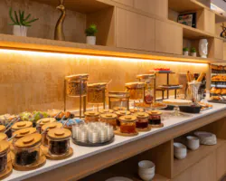 La salle de petit-déjeuner de l’hôtel Astra Opéra est un espace accueillant où les clients peuvent savourer un délicieux buffet.