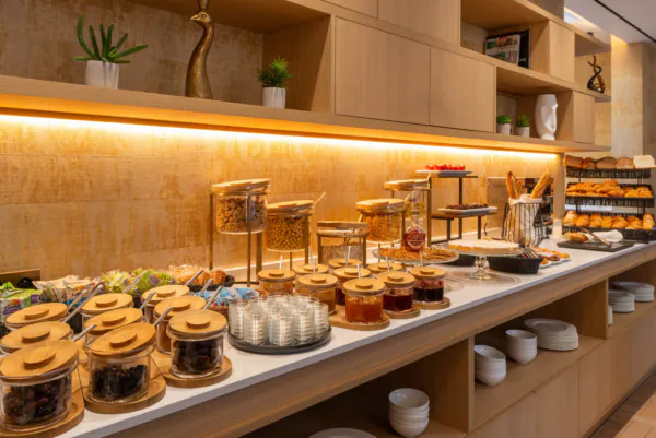 La salle de petit-déjeuner de l’hôtel Astra Opéra est un espace accueillant où les clients peuvent savourer un délicieux buffet.