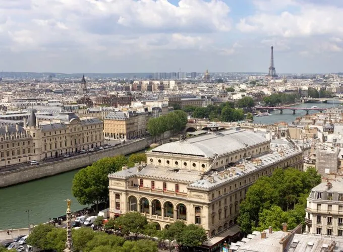 Vue panoramique de Paris depuis les toits, avec la Seine, le théâtre du Châtelet.