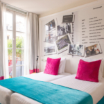 Vue sur deux lits simples de la Chambre Twin Privilège avec balcon