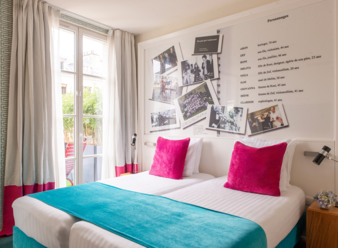 Vue sur deux lits simples de la Chambre Twin Privilège avec balcon