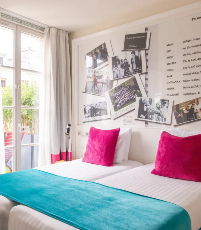 Vue sur deux lits simples de la Chambre Twin Privilège avec balcon