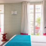 Vue sur deux lits simples de la Chambre Twin Privilège avec balcon