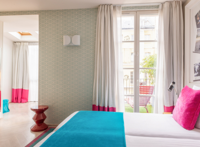 Vue sur deux lits simples de la Chambre Twin Privilège avec balcon