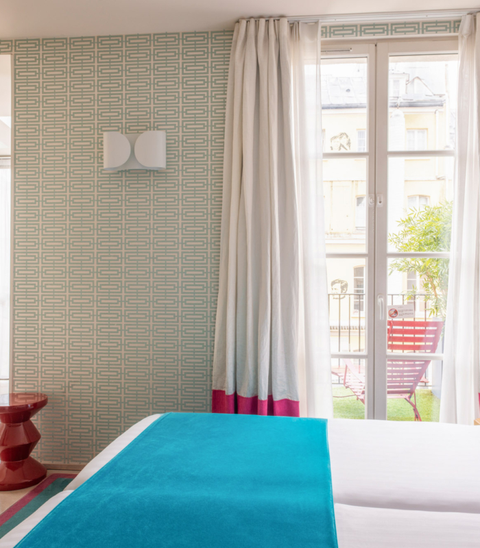 Vue sur deux lits simples de la Chambre Twin Privilège avec balcon