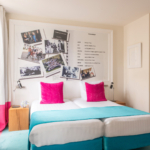 Vue sur deux lits simples de la Chambre Twin Privilège avec balcon