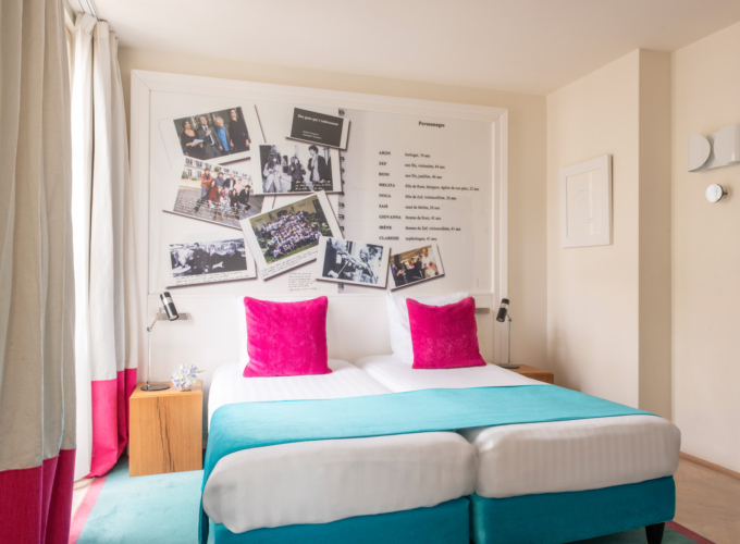 Vue sur deux lits simples de la Chambre Twin Privilège avec balcon