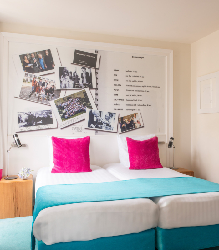 Vue sur deux lits simples de la Chambre Twin Privilège avec balcon