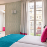 Vue sur deux lits simples de la Chambre Twin Privilège avec balcon