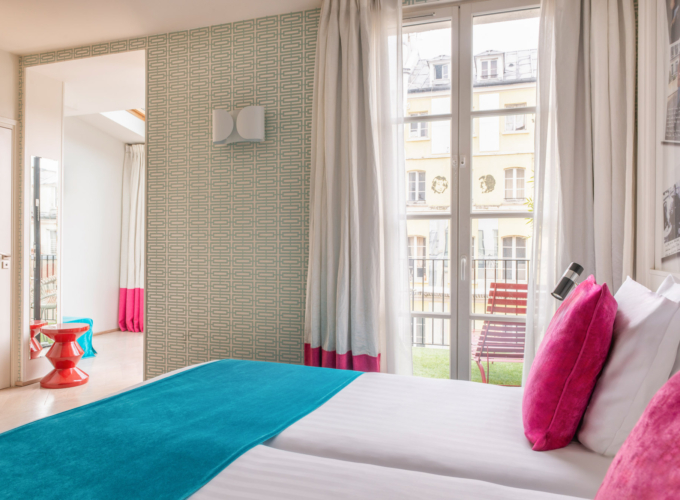 Vue sur deux lits simples de la Chambre Twin Privilège avec balcon