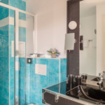 Salle de bain d’une Chambre Twin Privilège avec balcon