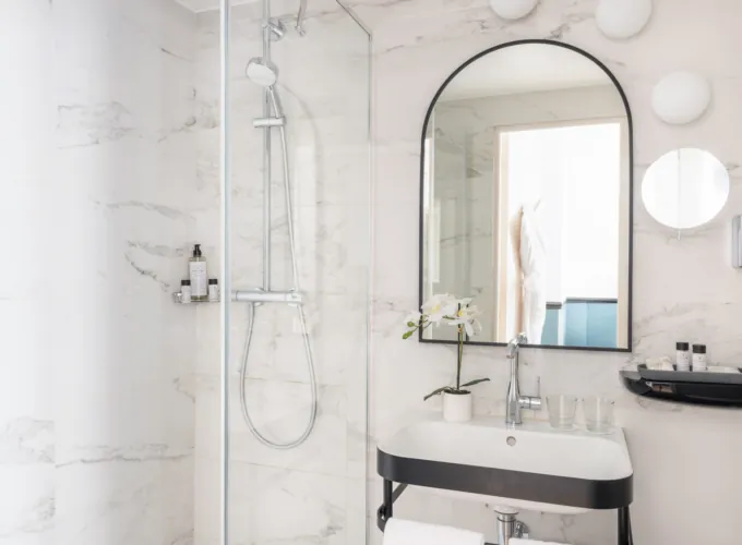 bathroom of the double room at Malte Hotel