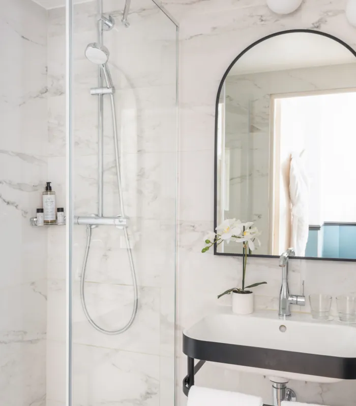 bathroom of the double room at Malte Hotel