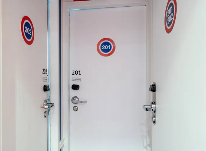 Sas commun privatisable de la chambre familiale supérieure à l’hôtel 34B