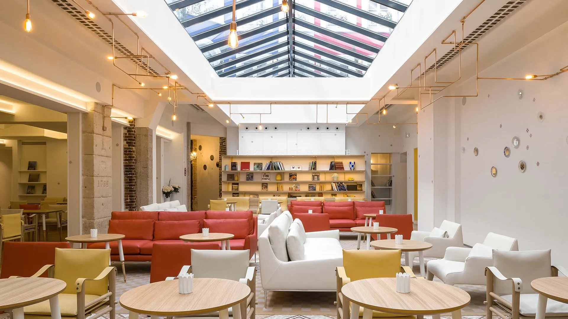 Vue sur le hall d'accueil de l'hôtel 3 étoiles 34B à Paris